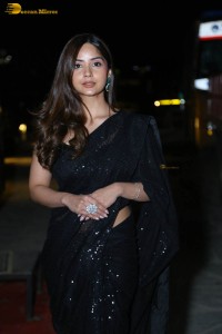 actress kashmira pardeshi in a black saree