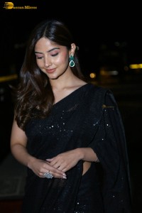 actress kashmira pardeshi in a black saree