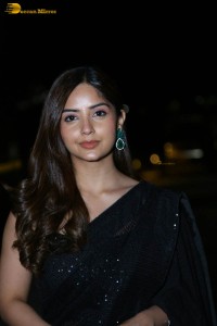 actress kashmira pardeshi in a black saree