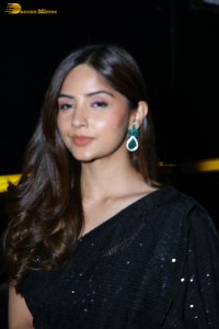 actress kashmira pardeshi in a black saree