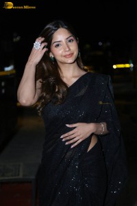 actress kashmira pardeshi in a black saree