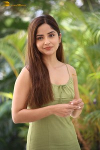 actress kashmira pardeshi cute looks in a green dress