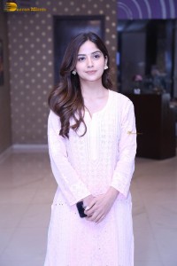 actress kashmira pardeshi in a pink salwar dress