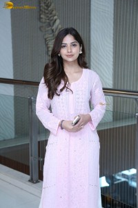 actress kashmira pardeshi in a pink salwar dress