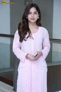 actress kashmira pardeshi in a pink salwar dress