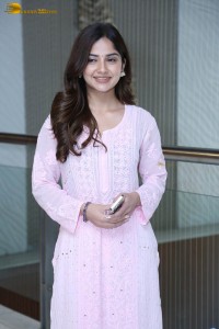 actress kashmira pardeshi in a pink salwar dress