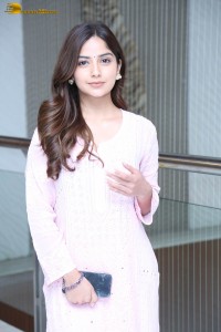 actress kashmira pardeshi in a pink salwar dress