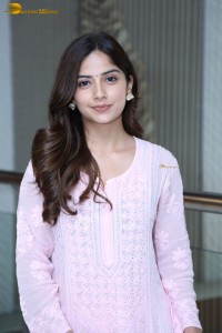 actress kashmira pardeshi in a pink salwar dress