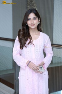 actress kashmira pardeshi in a pink salwar dress