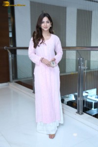 actress kashmira pardeshi in a pink salwar dress