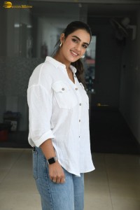 actress kavya thapar in white shirt and blue denim jeans