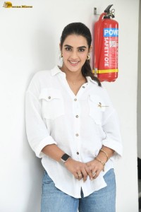actress kavya thapar in white shirt and blue denim jeans