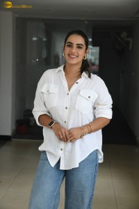 actress kavya thapar in white shirt and blue denim jeans