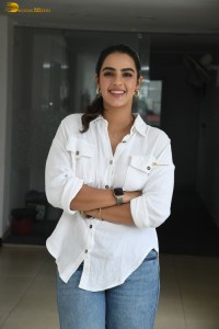 actress kavya thapar in white shirt and blue denim jeans