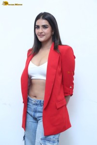 actress kavya thapar red-hot in a low cut blouse and denim jeans