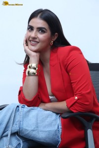 actress kavya thapar red-hot in a low cut blouse and denim jeans