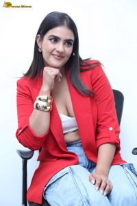 actress kavya thapar red-hot in a low cut blouse and denim jeans
