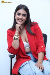 actress kavya thapar red-hot in a low cut blouse and denim jeans