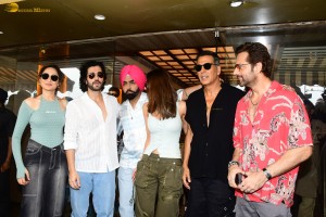 Khel Khel Mein cast Akshay Kumar, Vaani Kapoor, Pragya Jaiswal, and Fardeen Khan spotted in Juhu