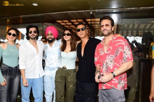 Khel Khel Mein cast Akshay Kumar, Vaani Kapoor, Pragya Jaiswal, and Fardeen Khan spotted in Juhu