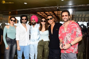 Khel Khel Mein cast Akshay Kumar, Vaani Kapoor, Pragya Jaiswal, and Fardeen Khan spotted in Juhu