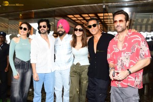 Khel Khel Mein cast Akshay Kumar, Vaani Kapoor, Pragya Jaiswal, and Fardeen Khan spotted in Juhu