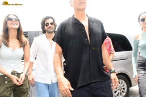 Khel Khel Mein cast Akshay Kumar, Vaani Kapoor, Pragya Jaiswal, and Fardeen Khan spotted in Juhu