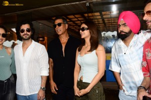 Khel Khel Mein cast Akshay Kumar, Vaani Kapoor, Pragya Jaiswal, and Fardeen Khan spotted in Juhu