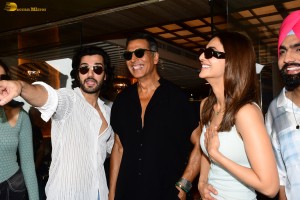 Khel Khel Mein cast Akshay Kumar, Vaani Kapoor, Pragya Jaiswal, and Fardeen Khan spotted in Juhu