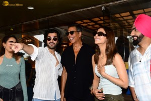Khel Khel Mein cast Akshay Kumar, Vaani Kapoor, Pragya Jaiswal, and Fardeen Khan spotted in Juhu
