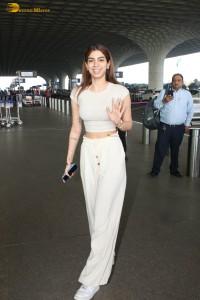 Sridevi's youngest daughter and actress Khushi Kapoor spotted at the airport