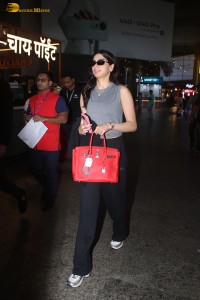 bollywood actress hushi Kapoor cute looks at the airport