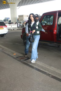 sridevi's daughter and janhvi kapoor's sister Khushi Kapoor spotted at mumbai airport