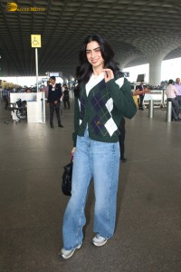 sridevi's daughter and janhvi kapoor's sister Khushi Kapoor spotted at mumbai airport