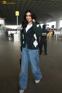 sridevi's daughter and janhvi kapoor's sister Khushi Kapoor spotted at mumbai airport