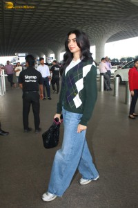sridevi's daughter and janhvi kapoor's sister Khushi Kapoor spotted at mumbai airport