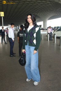 sridevi's daughter and janhvi kapoor's sister Khushi Kapoor spotted at mumbai airport