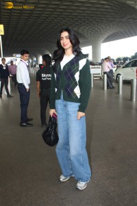 sridevi's daughter and janhvi kapoor's sister Khushi Kapoor spotted at mumbai airport