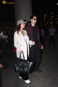 bollywood actress kiara advani spotted with her husband sidharth malhotra at mumbai airport