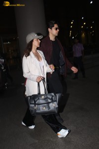 bollywood actress kiara advani spotted with her husband sidharth malhotra at mumbai airport