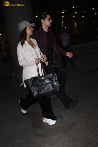 bollywood actress kiara advani spotted with her husband sidharth malhotra at mumbai airport