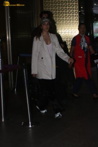 bollywood actress kiara advani spotted with her husband sidharth malhotra at mumbai airport