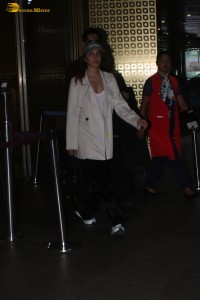 bollywood actress kiara advani spotted with her husband sidharth malhotra at mumbai airport
