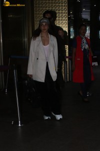 bollywood actress kiara advani spotted with her husband sidharth malhotra at mumbai airport