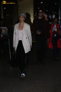 bollywood actress kiara advani spotted with her husband sidharth malhotra at mumbai airport