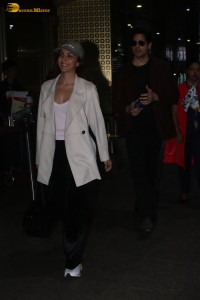 bollywood actress kiara advani spotted with her husband sidharth malhotra at mumbai airport