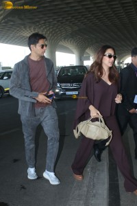 actress Kiara Advani spotted with her husband sidharth malhotra at mumbai airport