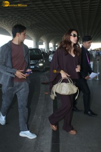 actress Kiara Advani spotted with her husband sidharth malhotra at mumbai airport