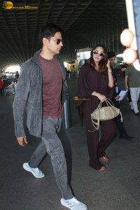 actress Kiara Advani spotted with her husband sidharth malhotra at mumbai airport