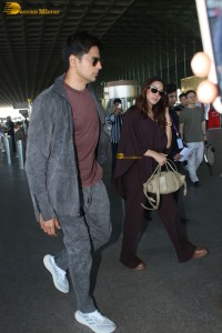 actress Kiara Advani spotted with her husband sidharth malhotra at mumbai airport